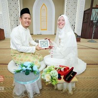 Khalies pun kemudian meminta nomor telepon Giovanna. Awalnya, bule berusia 26 tahun ini tak memberikan nomor teleponnya pada Khalies. Namun, ketika Khalies mengungkapkan bahwa dirinya adalah staf di UMT, barulah Giovanna memberikan nomor teleponnya. Sejak itu kami sering WhatsApp dan berteman dekat, imbuhnya. Foto: Facebook