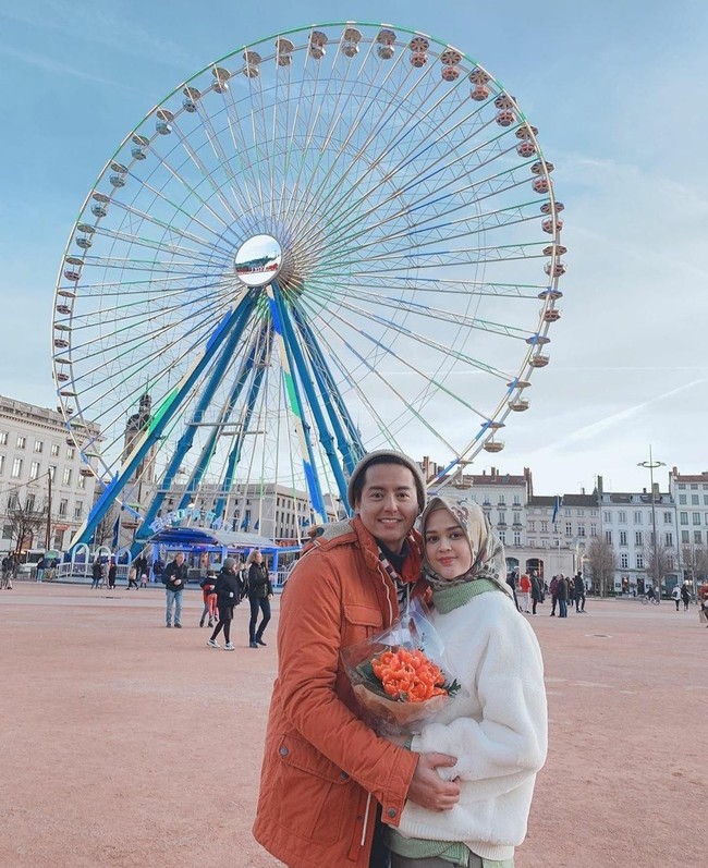 Merasa khawatir, akhirnya Cut Meyriska membawa suaminya ke dokter. Sambil menunggu dokternya datang, Cut Meyriska dan Roger pun menyempatkan untuk makan terlebih dahulu. Namun anehnya Roger tak bisa mencium dan merasakan makanan tersebut. Foto: instagram