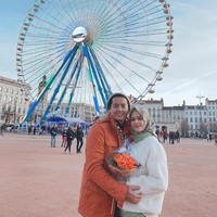 Merasa khawatir, akhirnya Cut Meyriska membawa suaminya ke dokter. Sambil menunggu dokternya datang, Cut Meyriska dan Roger pun menyempatkan untuk makan terlebih dahulu. Namun anehnya Roger tak bisa mencium dan merasakan makanan tersebut. Foto: instagram