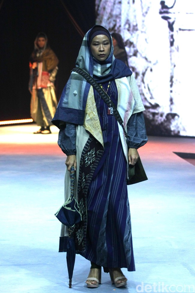 Deden Siswanto merilis koleksi busana muslim sarung dengan gaya kekinian di ajang Muslim Fashion Festival 2020, Jakarta Convention Center, Jakarta, Jumat [21/2/2020]. Foto: Mohammad Abduh/Wolipop.