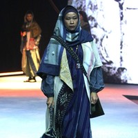 Deden Siswanto merilis koleksi busana muslim sarung dengan gaya kekinian di ajang Muslim Fashion Festival 2020, Jakarta Convention Center, Jakarta, Jumat [21/2/2020]. Foto: Mohammad Abduh/Wolipop.