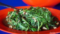 Sebagai pelangkap, ada sayur kangkung yang dimasak belacan. Semua masakan di rumah makan ini tidak ada yang tidak enak. (Wahyu Setyo/detikcom)