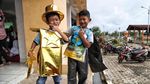Lenggak-lenggok Fashion Show Anak Berkostum Sampah Plastik