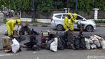 Aksi Pasukan Kuning Perbaiki Jalan Berlubang di Ibu Kota