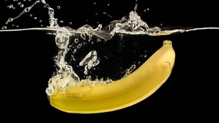 pisang mr p penis ereksi Ripe yellow banana splashing into clear water, black background