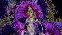 Seorang penari dari sekolah samba Mocidade Alegre beraksi di parade Karnaval Rio 2020, Minggu (23/2/2020) waktu setempat. AP Photo/Andre Penner.
