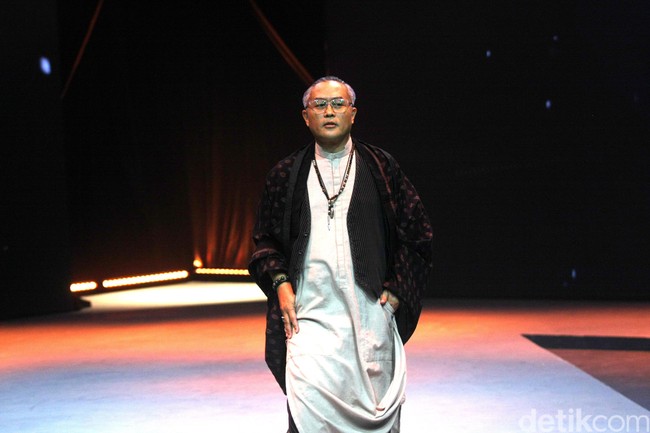 Deden Siswanto merilis koleksi busana muslim sarung dengan gaya kekinian di ajang Muslim Fashion Festival 2020, Jakarta Convention Center, Jakarta, Jumat [21/2/2020]. Foto: Mohammad Abduh/Wolipop.