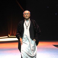 Deden Siswanto merilis koleksi busana muslim sarung dengan gaya kekinian di ajang Muslim Fashion Festival 2020, Jakarta Convention Center, Jakarta, Jumat [21/2/2020]. Foto: Mohammad Abduh/Wolipop.