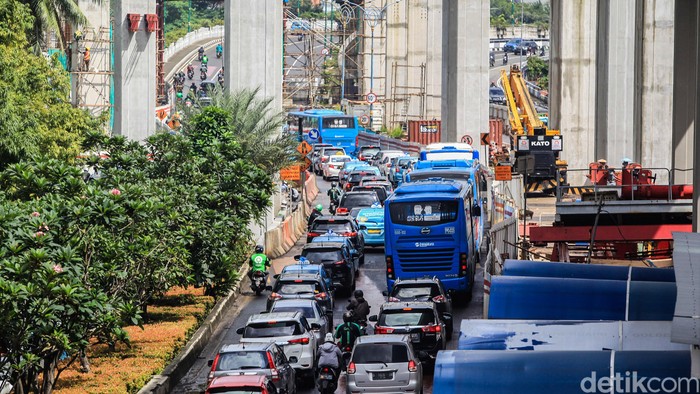Dampak Proyek LRT, Rasuna Said Padat Arus lalu-lintas terpantau padat akibat penyempitan jalan dampak bottle neck proyek LRT, di kawasan Kuningan Madya Aini, Jl Rasuna Said, Jakarta, Senin (24/2/2020). Kemacetan terjadi karena 5 lajur menyempit menjadi 2 lajur saja. Sisanya untuk proses pengerjaan kontruksi LRT. Secara keseluruhan, proyek strategis nasional LRT ini ditargetkan selesai pada tahun 2021.