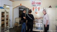 Banyak warga asli Tanjungpinang yang jadi pelanggan Toko Roti Zaman. Rasa rotinya bikin kangen. Sayang di usianya yang sudah senja, anak-anak Andri tidak mau meneruskan usaha orang tuanya. (Wahyu Setyo/detikcom)