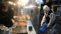 Korea Selatan jadi salah satu negara yang kini memperketat pengawasan dan penanggulangan penyebaran virus corona usai ditemukan kasus penyebaran COVID-19 di negara tersebut. Sejumlah petugas dikerahkan untuk menyemprotkan desinfektan ke berbagai area publik guna menekan penyebaran virus tersebut di Negeri Ginseng. Getty Images/Chung Sung-Jun.