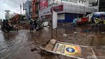 Potret Jalan Boulevard Barat Kelapa Gading yang Masih Tergenang Air