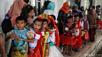 Beberapa anak tampak antre menunggu giliran untuk tampil di atas karpet merah.
