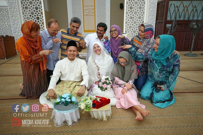 Saya follow Instagram dan dua hari kemudian dia approve saya. Tak lama setelah itu saya kirim pesan dia Assalamualaikum. welcome to Islam. Hanya bilang itu saja. Nggak ada niat ingin lebih. Tapi nggak nyangka dia balas pesan saya. Saya terkejut waktu itu, terang Khalies. Foto: Facebook