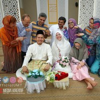 Saya follow Instagram dan dua hari kemudian dia approve saya. Tak lama setelah itu saya kirim pesan dia Assalamualaikum. welcome to Islam. Hanya bilang itu saja. Nggak ada niat ingin lebih. Tapi nggak nyangka dia balas pesan saya. Saya terkejut waktu itu, terang Khalies. Foto: Facebook