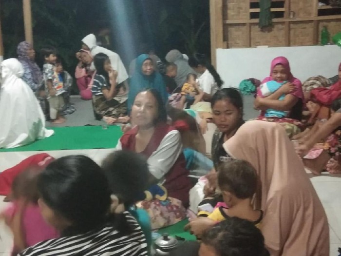 Ratusan warga Lombok Timur masih mengungsi imbas banjir bandang pada Minggu (23/2) (dok. BNPB)