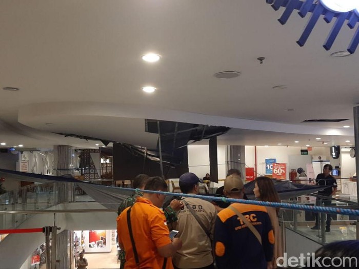 Plafon Malioboro Mall Yogyakarta ambrol, Senin (24/2/2020).