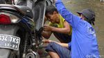 Warga Rawa Terate Gotong Royong Perbaiki Motor Imbas Banjir