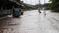 Ketinggian air mencapai setengah ban truk.