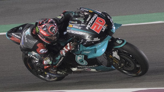 DOHA, QATAR - FEBRUARY 23:  Fabio Quartararo of France and Petronas Yamaha SRT  
 rounds the bend  during the MotoGP Tests at Losail Circuit on February 23, 2020 in Doha, Qatar. (Photo by Mirco Lazzari gp/Getty Images)