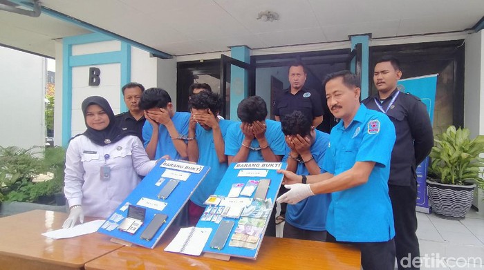Badan Narkotika Nasional Kota (BNNK) Surabaya meringkus empat pengedar sabu. Salah satunya merupakan jaringan dari bandar di sebuah lapas di Jawa Timur.