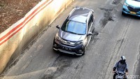 Kondisi ini sangat membahayakan pengendara yang melintas.