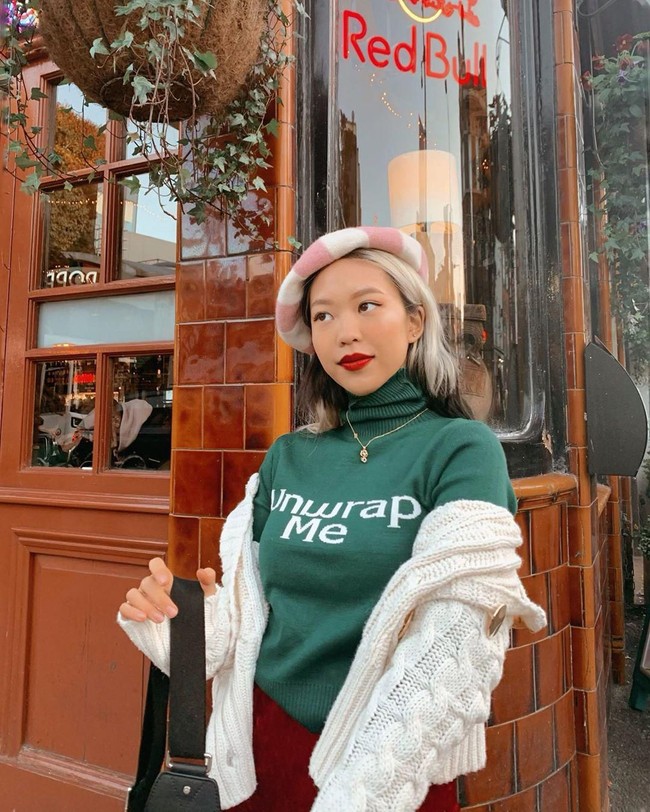 Kepada BBC, Euodias mengaku harus latihan menari sejak pukul 5 pagi. Dikatakannya banyak trainee yang latihan hingga malam untuk menarik perhatian instruktur mereka. Tak jarang, mereka juga tidak dapat waktu libur dan dibatasi untuk bertemu orangtua.Foto: Instagram @euo.coeur