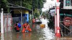 Damkar Sedot Banjir di Grogol