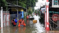 Sementara itu banjir di Jalan Satria setinggi lutut orang dewasa. Kawasan ini lokasinya tak jauh dari perempatan Grogol.
