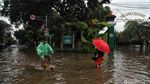 Menengok Aktivitas Warga Semper Cilincing di Saat Banjir