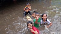 Underpas Gonggo merupakan terowongan kecil yang menghubungkan Jalan AR Hakim dengan wilayah Jalan Jatirasa Barat dengan Jalan Arif Rahman Hakim atau Jalan Niaga.