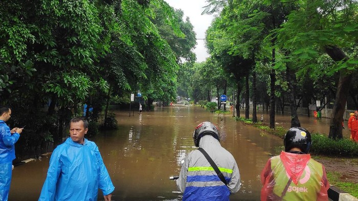 Banjir di Jalan Widya Chandra, Jakarta Selatan.