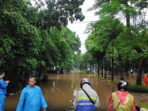 Kali Krukut Meluap, Jalan Widya Chandra Jaksel Banjir 50-60 Cm