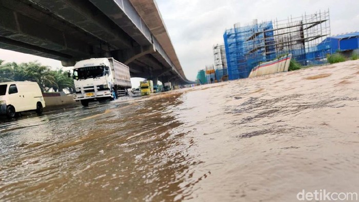Banjir turut merendam ruas tol Jakarta Cikampek KM 19 arah Jakarta. Banjir membuat ruas tol tersebut terputus.
