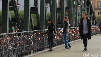 Turis di jembatan Eiserner Steg, di Frankfurt sebelum pandemi.Jerman mendapati kerugian pariwisata sebesar USD 34,641 juta dari Januari-Oktober 2020. Jerman tetap tutup untuk banyak wisatawan dri negara tertentu. (Dadan Kuswaraharja/detikcom)