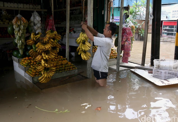 Banjir yang rendam kawasan Rawalumbu, Narogong, Bekasi, tak surutkan semangat sejumlah pedagang untuk mencari rezeki. Mereka tetap berjualan mesi tengah banjir.