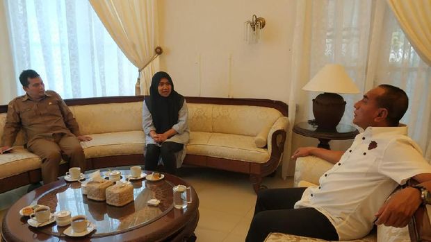 warga Sumatera Utara (Sumut) yang dievakuasi dari Wuhan, Diza Laila Barokah, bertemu Gubsu Edy Rahmayadi. 
