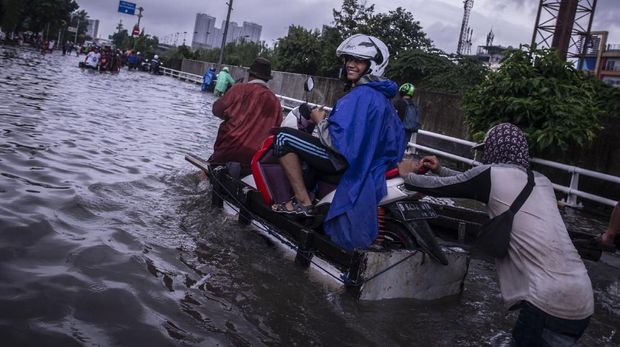 Jalan Tergenang, Pemotor Tewas di Jalan Gajah Mada