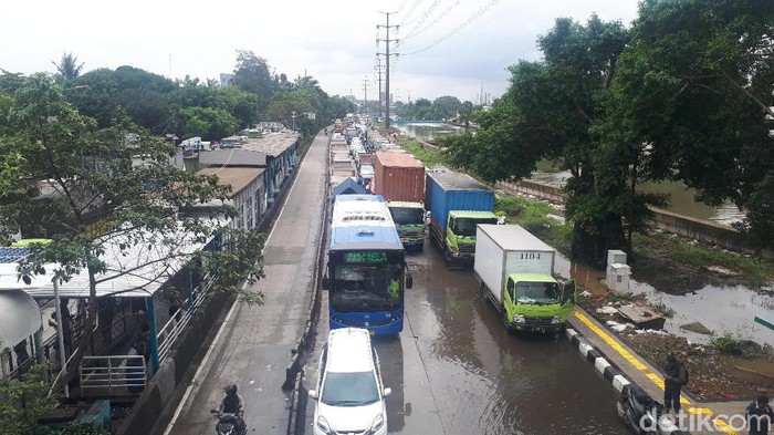 Hujan deras mengguyur DKI Jakarta sejak semalam, mengakibatkan sejumlah jalan tergenang banjir. Salah satunya Jalan Daan Mogot Jakarta Barat.
