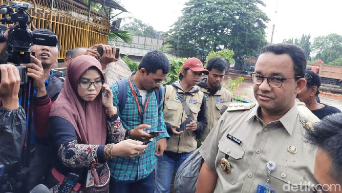 Gubernur DKI Jakarta Anies Baswedan di Pintu Air Manggarai.