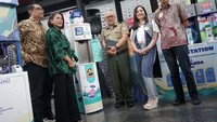 Sancoyo Antarikso - Governance & Corporate Affairs Director and Corporate Secretary PT Unilever Indonesia, Tbk., Ujang Solihin Sidik, S.Si., M.Sc. - Kepala Sub Direktorat Barang dan Kemasan, Direktorat Pengelolaan Sampah, Kementerian Lingkungan Hidup dan Kehutanan Republik Indonesia, Tasya Kamila – selebritas pecinta lingkungan, serta Nurdiana Darus - Head of Corporate Affair & Sustainability Unilever Indonesia, saat memperkenalkan Refill Station pertamanya yang berlokasi di Jakarta, Selasa (25/02).