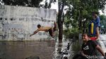 Melihat Keseruan Anak-anak Bermain Banjir