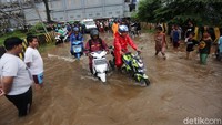 Para pengendara nekat menerobos banjir demi cepat sampai tujuan.