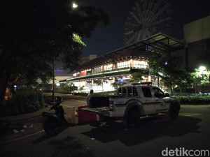 Dijaga Ketat Polisi, Begini Suasana di AEON Jakarta Garden City Malam Ini