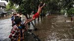 Melihat Keseruan Anak-anak Bermain Banjir