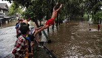 Selain berenang, mereka juga melakukan aksi melompat dari jembatan ke sungai.