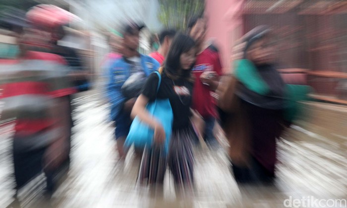 Banjir yang terjadi di perumahan Ciledug Indah 1, Tangerang, makin tinggi. Sejumlah warga pun mulai mengungsi ke tempat yang aman.