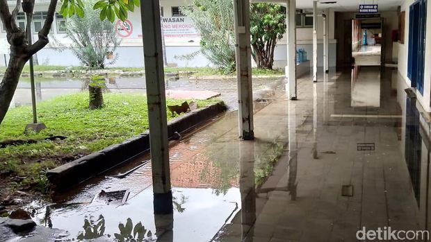 Sisa genangan di salah satu sudut rumah sakit.