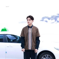 Lucas bukan hanya menjadi bintang di WayV, NCT, dan SuperM. Ia juga seorang bintang di kancah mode, setelah berjalan untuk beberapa merek Korea di Seoul Fashion Week. Di dunia internasional, ia menghadiri acara Burberry di China dan London. Di dunia fashion, Lucas dikenal karena perpaduan gayanya yang menarik antara streetwear dan tampilan preppy, kemampuannya untuk berani dan kecintaannya pada warna-warna bersahaja yang netral. Foto: dok. ist