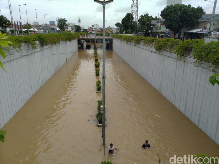 Underpass Senen, Jakarta, banjir. Ada 1 truk TNI tertahan.